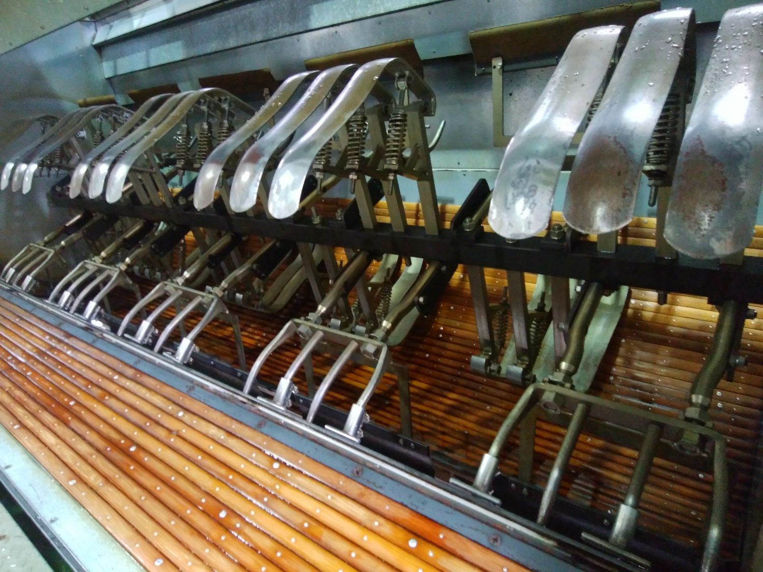 茶摘み前の 茶工場大掃除 機械萌え の方にはタマラナイ 楠森堂 福岡うきはで二百年 在来種のお茶